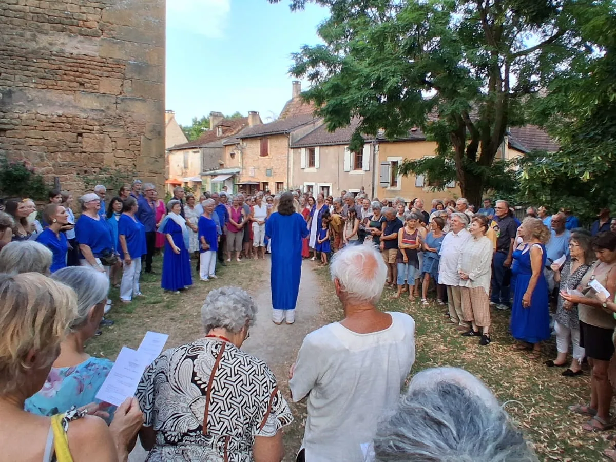 La cheffe de chœur dirige les choristes